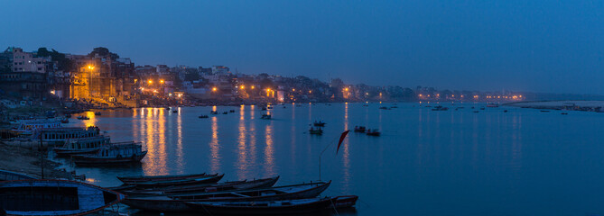 インド　ヴァラナシの聖なるガンジス川沿いの夜景