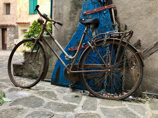 Fototapeta na wymiar Altes, rostiges Fahrrad in Altstadt von Grado, Italien