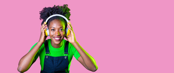 Portrait young black woman posing isolated smiling wearing wireless headphones advertising copyspace background