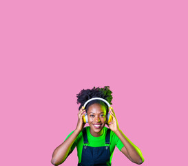 Portrait young black woman posing isolated smiling wearing wireless headphones advertising copyspace background