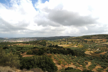 Obraz premium La ville d'Archanes vue depuis le mont Giouchtas en Crète