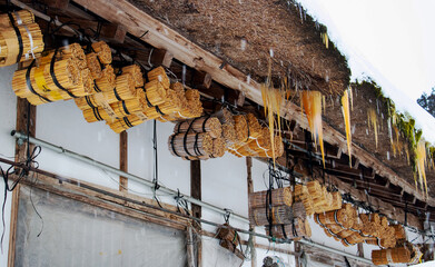 建築, 自然, 冬, 水, 雪, 空, こおり, 風景, つらら, 木, 屋根, 積雪, 寒い, 木, 青, 白, つらら, 日本, 伝統, 生活, 日常, 軒下, かやぶき屋根, 萱葺き, 茅葺
