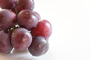 ピオーネ（葡萄）を白背景で