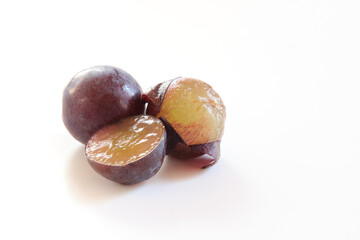 ピオーネ（葡萄）を白背景で