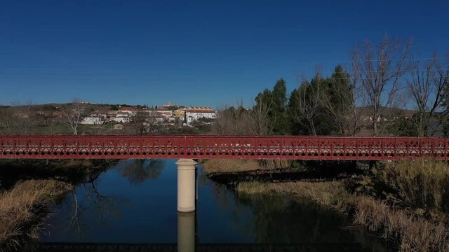 Toma a&eacute;rea pueblo con puente y rio