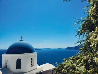 Fototapeta na wymiar blue dome church of santorini