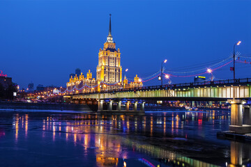 Fototapeta na wymiar Night Moscow. View of the hotel Ukraine and Novoarbatsky Bridge. Russia