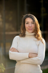 Obraz premium mature blonde executive woman looking at the camera with a long sleeve sweater outdoors