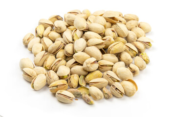 pistaches  grillées isolées sur un fond blanc