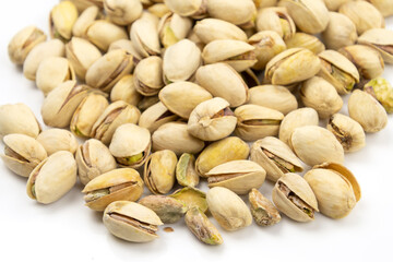 pistaches  grillées isolées sur un fond blanc