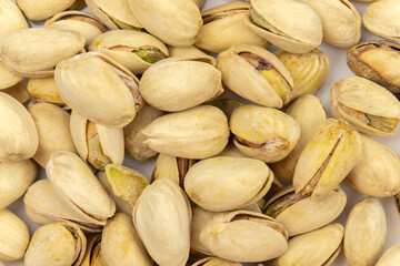 pistaches  grillées isolées sur un fond blanc