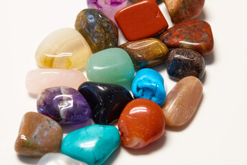 Einige bunte Halbedelsteine liegen nebeneinander.