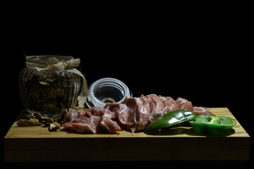 Sliced ​​meat with green peppers and dried mushrooms.