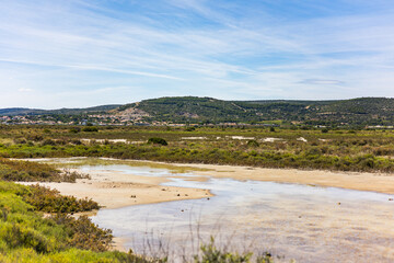 Vue sur les anciens bassins des salins de Frontignan (Occitanie, France)