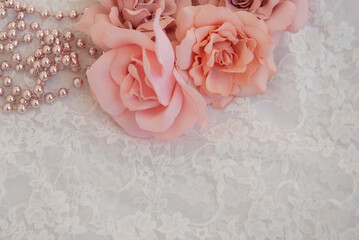 Dentelle, fleur et perles roses