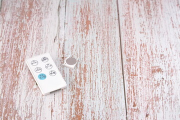 白色のリモコンとボタン電池