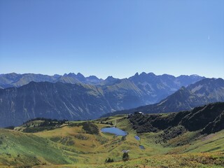 Bergsee zwischen Bergen
