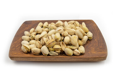 pistaches grillées isolées sur un fond blanc