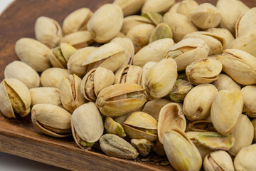 pistaches grillées isolées sur un fond blanc