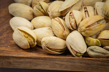 pistaches grillées isolées sur un fond blanc