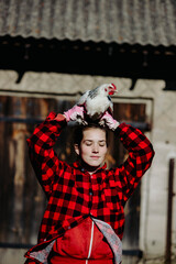 młoda dziewczyna z kurą kurczaki lot wieś 