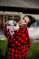 młoda dziewczyna z kurą kurczaki lot wieś  © Tymoteusz