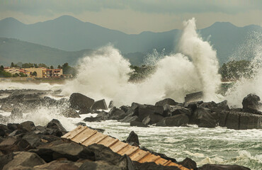Mare in tempesta con vento da scirocco
