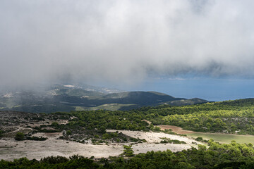 Wanderung auf den Vrachionas bei starken Wolken
