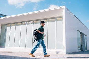 飲み物を持って歩く若い男性