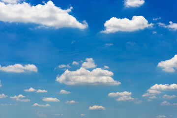 Obraz premium beautiful blue sky and white fluffy cloud horizon outdoor for background.