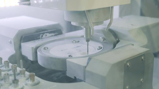Dental drilling machine with a rotating burr