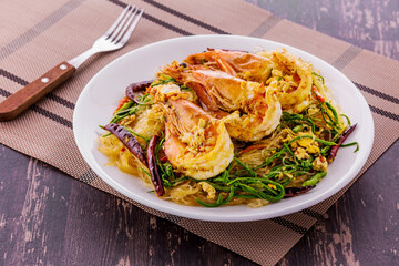 Stir-fried Vermicelli with Shrimp and Climbing Wattle