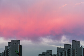 아파트 위 분홍색 구름