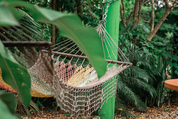 mecedora de tela en medio del jardín 