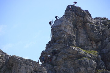 Fototapeta premium Blick auf den Hindelanger Klettersteig bei Oberstdorf, mit Stau auf dem Steig