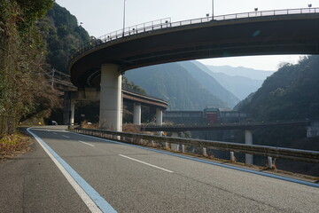 カーブする橋