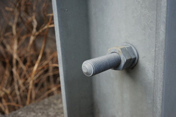 鉄骨から出たボルト
