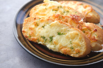 close up of garlic bread on a plate 