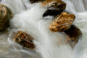 La Quebrada La Ayur&aacute; atraviesa el municipio de Envigado y desemboca en el r&iacute;o Aburr&aacute; -Medell&iacute;n, en l&iacute;mites con los municipios de Itag&uuml;&iacute; y Medell&iacute;n.