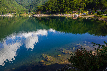 秋の西湖　湖畔のキャンプ風景