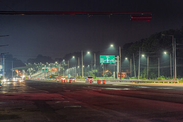 가로등이 켜진 야간 도로