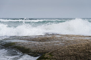 바위에 부서지는 파도, 물방울