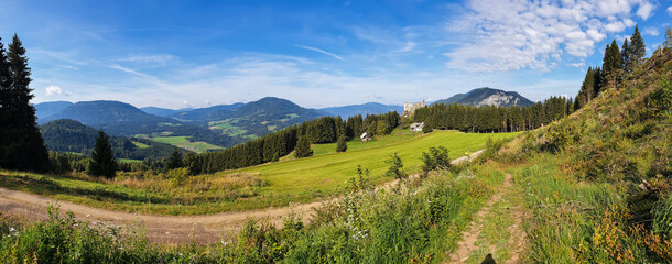 Breites Panoramabild  einer Berglandschaft in der Steiermark , in Österreich