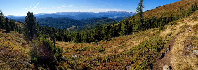 Breites Panoramabild  einer Berglandschaft in der Steiermark , in Österreich