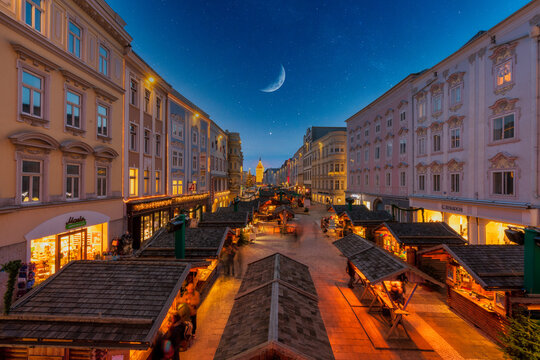 Welser Weihnachtswelt mit Ledererturm Sterne und Mond