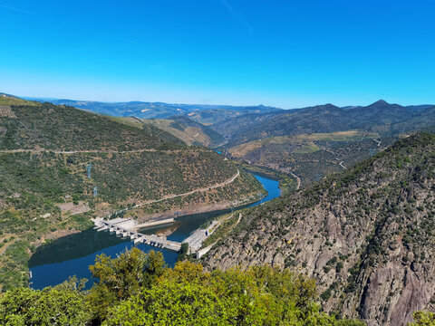 Between hills and mountains, the Douro river and the Valeira dam in the background for electricity production