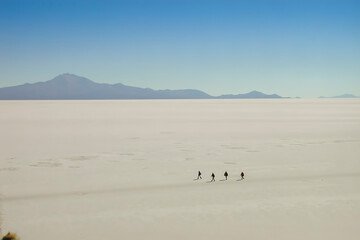 Fototapeta na wymiar Paysage Salar de Uyuni désert de sel blanc 3700m altitude Sud Lipez cordillère des Andes Bolivie