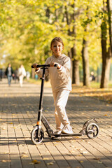 Obraz premium Girl riding a scooter