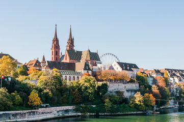 Obraz premium Basel, Münster, Kirche, Pfalz, Rhein, Rheinufer, Grossbasel, Altstadt, Stadt, Herbst, Herbstmesse, Riesenrad, Altstadthäuser, Basel-Stadt, Herbstsonne, Herbstfarben, Schweiz