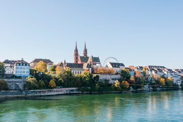 Basel, M&uuml;nster, Kirche, Pfalz, Rhein, Rheinufer, Grossbasel, Altstadt, Stadt, Herbst, Herbstmesse, Riesenrad, Altstadth&auml;user, Basel-Stadt, Herbstsonne, Herbstfarben, Schweiz